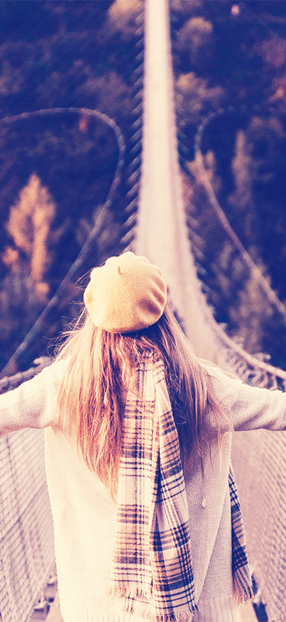 Mädchen auf einer Brücke