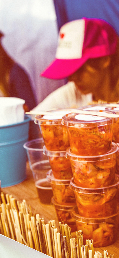 Marktstand mit Gläsern gefüllt mit Kimchi