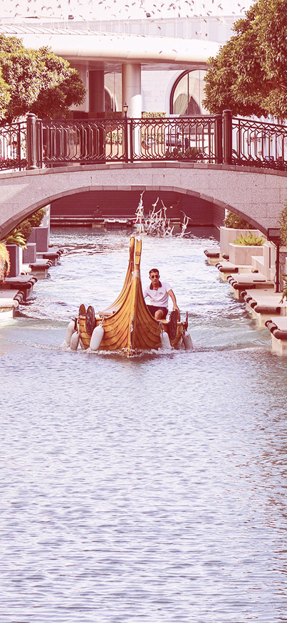 Mann mit Boot im Kanal