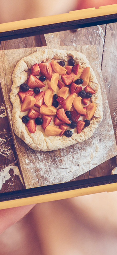 Smartphone zeigt Pizza auf Display